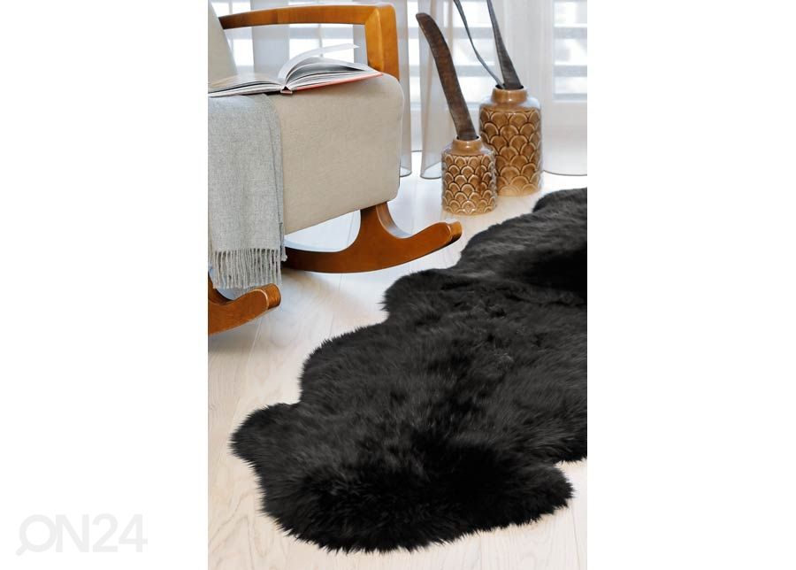 Aito lampaantalja Merino black Duo ±60x180 cm kuvasuurennos