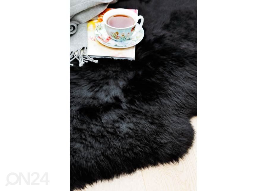Aito lampaantalja Merino black Quatro ±90x180 cm kuvasuurennos