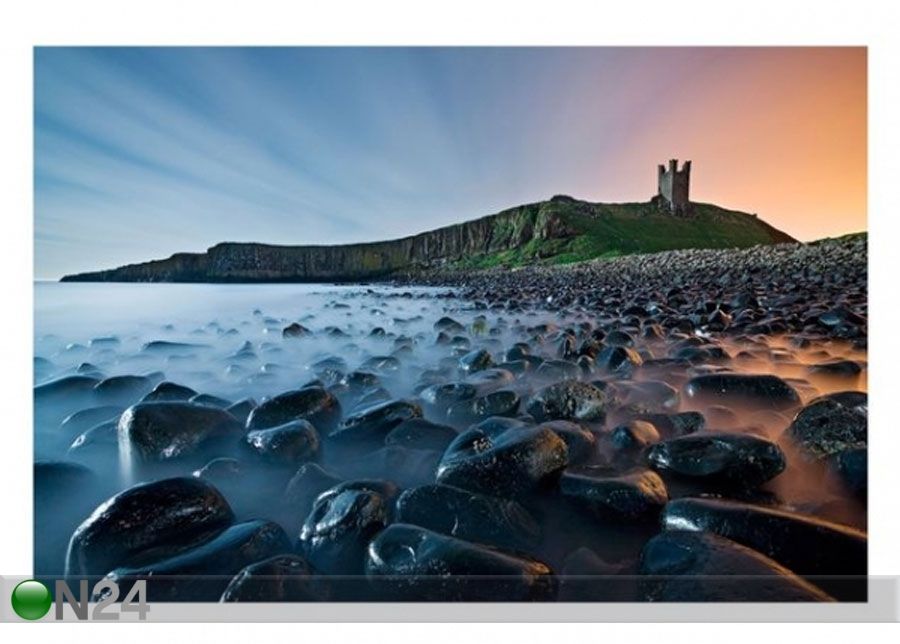 Fleece-kuvatapetti Sunrise with mist at Dunstanburgh Castle kuvasuurennos