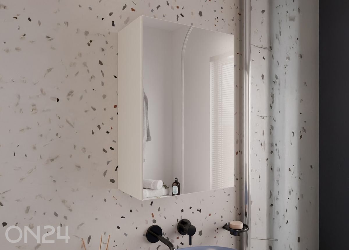 Kylpyhuoneen kaappi peilillä kuvasuurennos