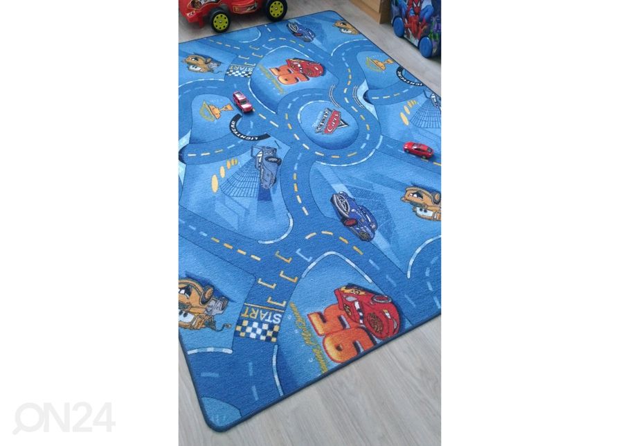 Lastenhuoneen matto WORLD OF CARS 133x133 cm kuvasuurennos