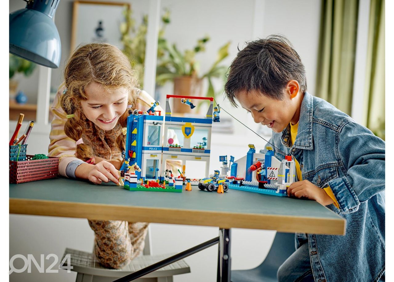 LEGO City Poliisien koulutuskeskus kuvasuurennos