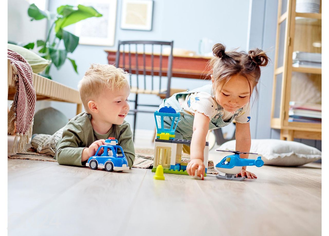 LEGO DUPLO -poliisiasema ja helikopteri kuvasuurennos