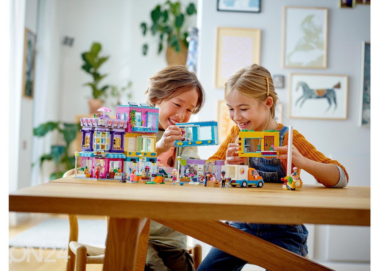 LEGO Friends Pääkadun rakennus kuvasuurennos