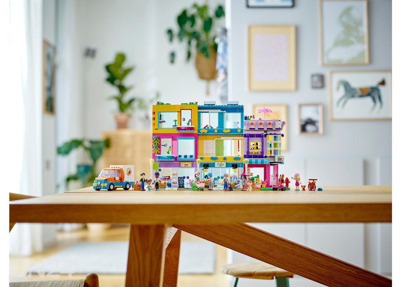LEGO Friends Pääkadun rakennus kuvasuurennos