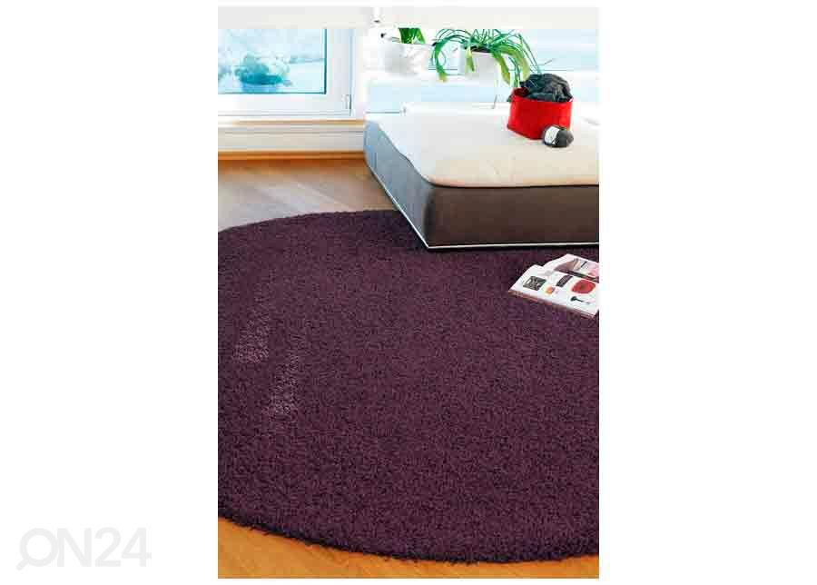 Narma pitkäkarvainen matto Spice™ luumu pyöreä Ø 133 cm kuvasuurennos
