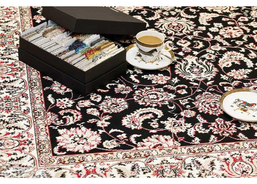 Narma viskoosimatto Yasmin black 67x140 cm kuvasuurennos