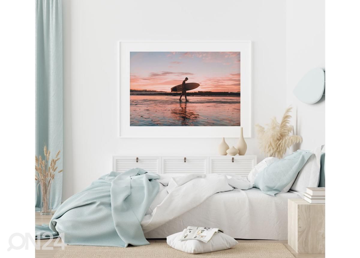 Seinäjuliste Surffaaja auringonlaskun aikaan 21x30 cm kuvasuurennos
