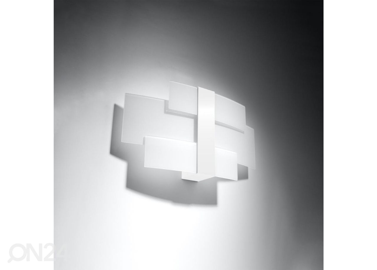 Seinävalaisin Celia, valkoinen kuvasuurennos