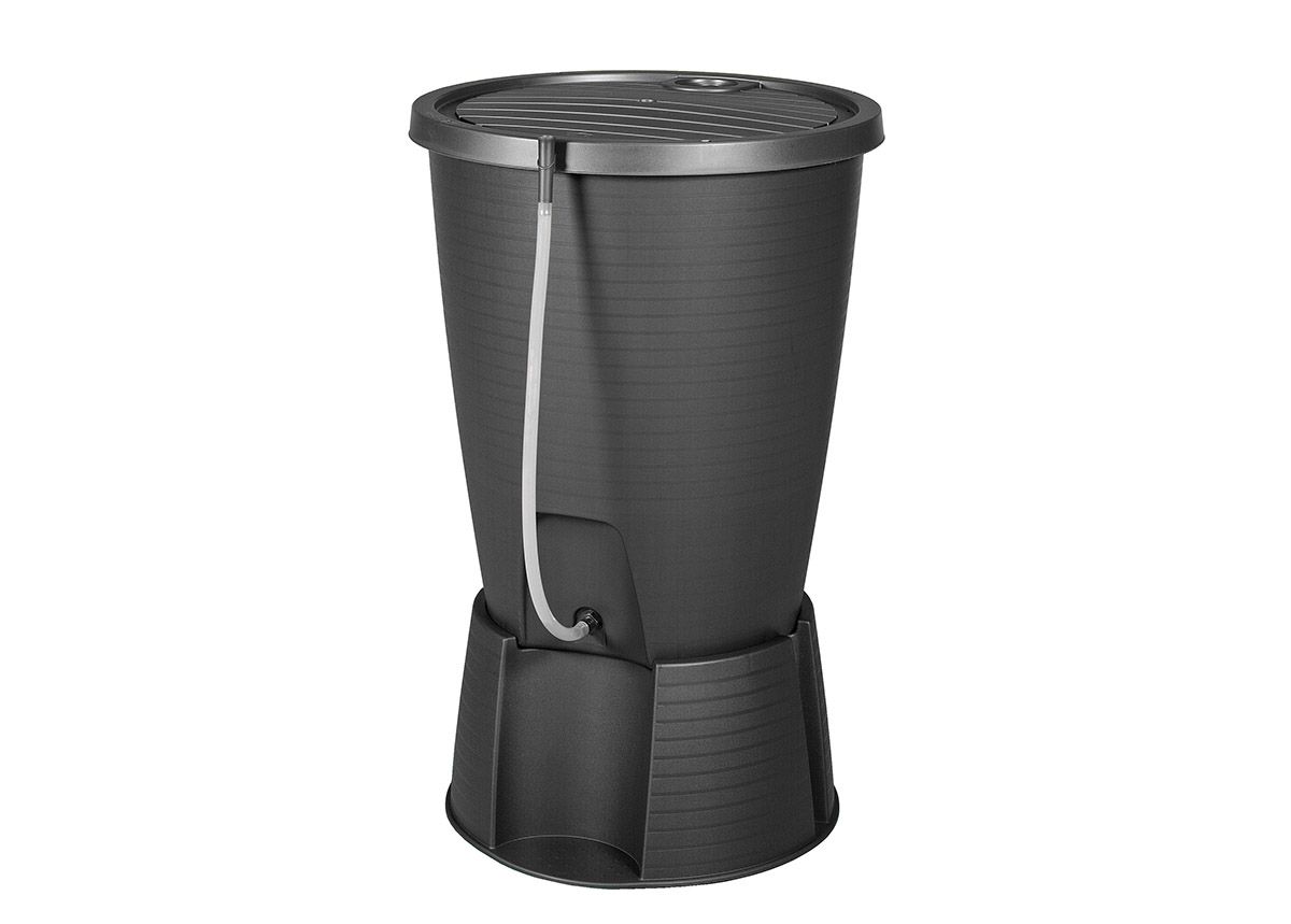 Vesisäiliö Keter Indigo 220 L alustalla ja letkulla kuvasuurennos