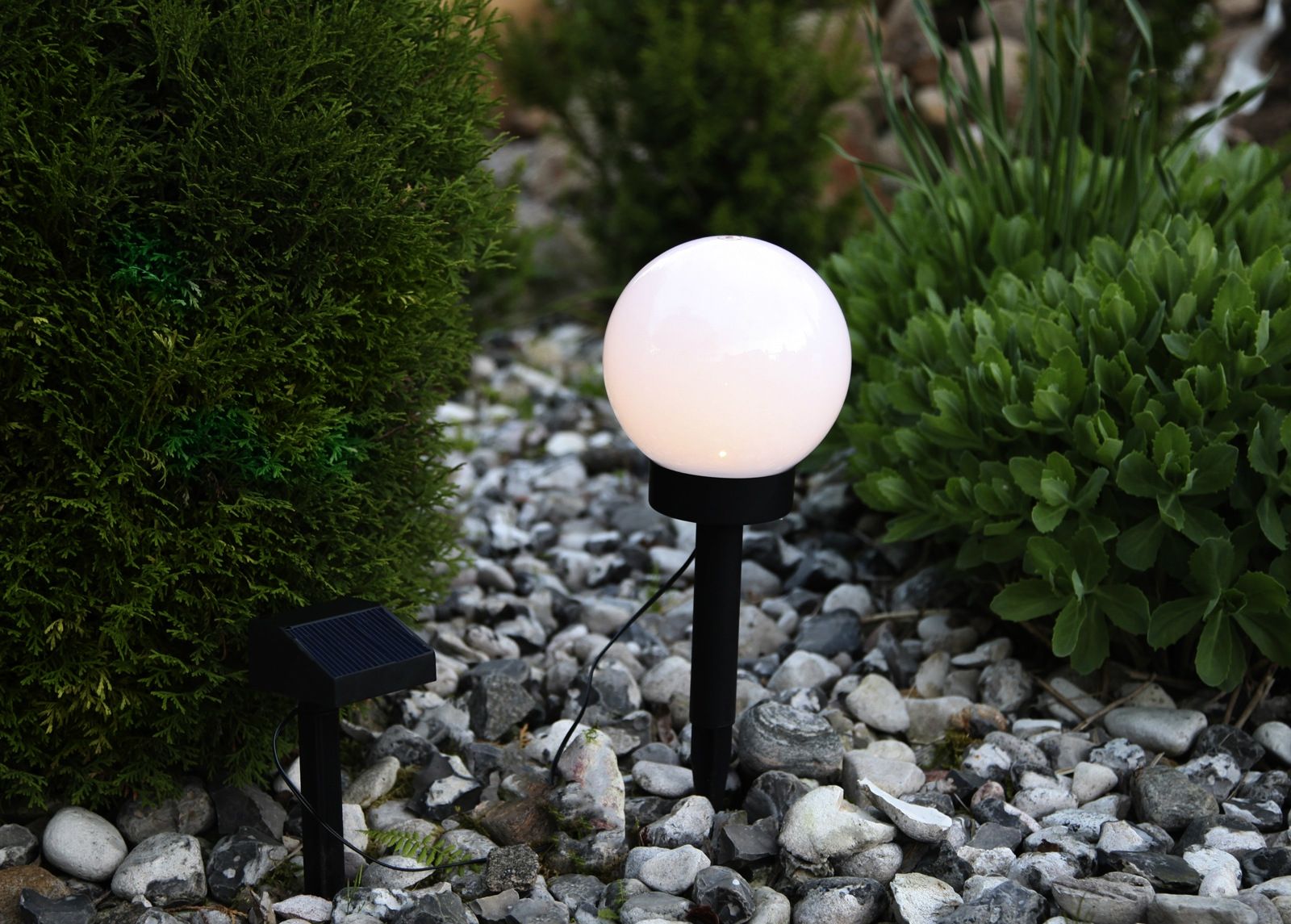 LED ulkovalaisin aurinkokennolla 15 cm kuvasuurennos