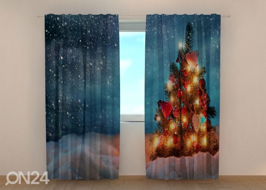 Puolipimentävä verho Christmas tree in snow 240x220 cm kuvasuurennos