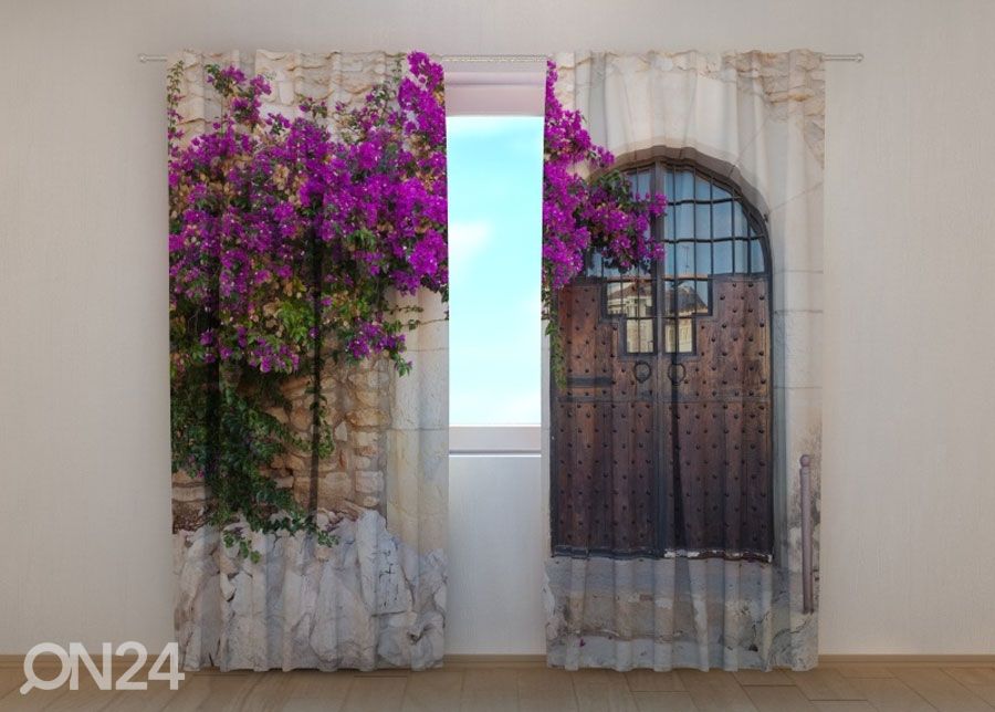 Puolipimentävä verho PURPLE BUSH AND OLD DOOR kuvasuurennos