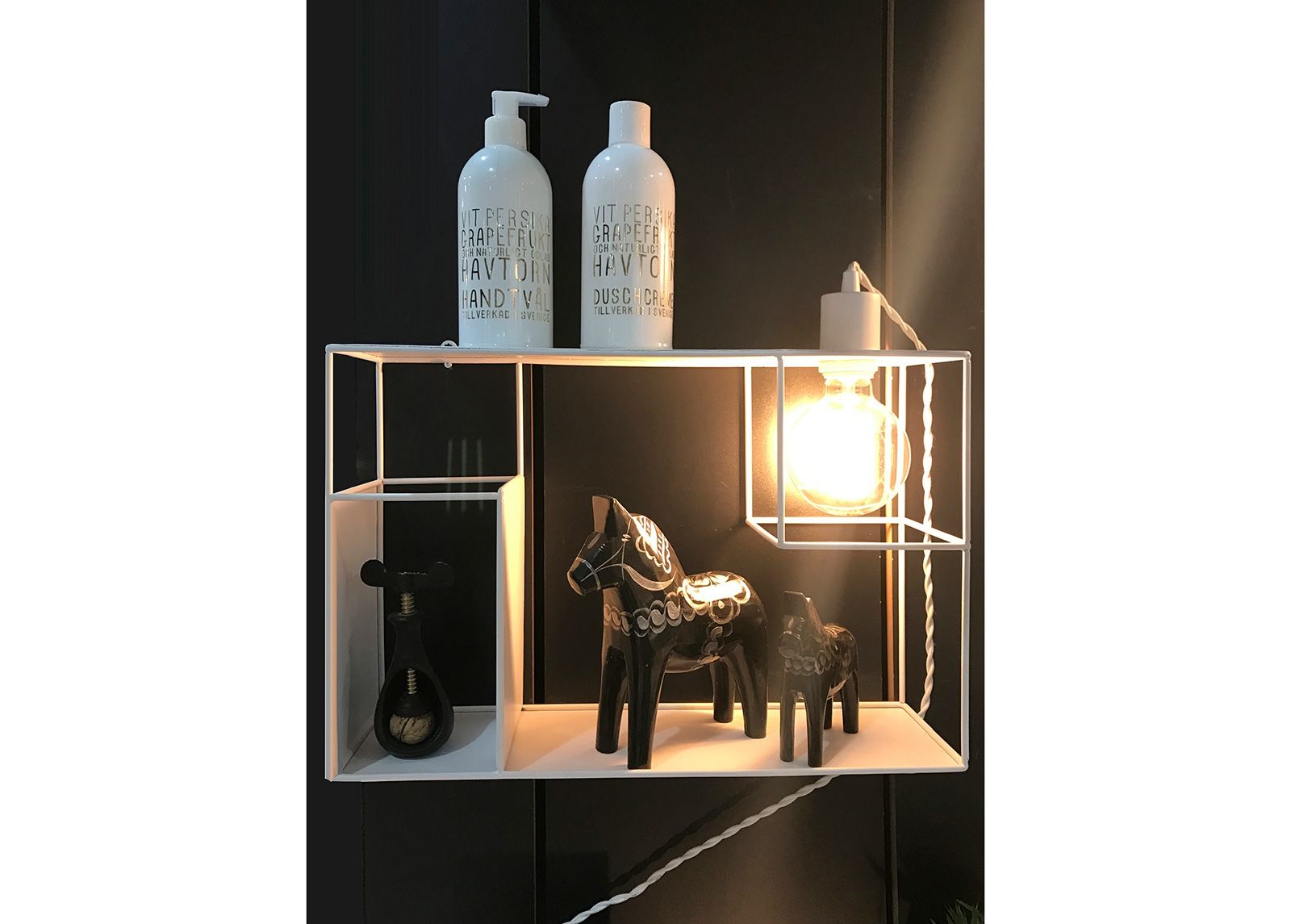 Seinähylly + valaisin SHELFIE kuvasuurennos