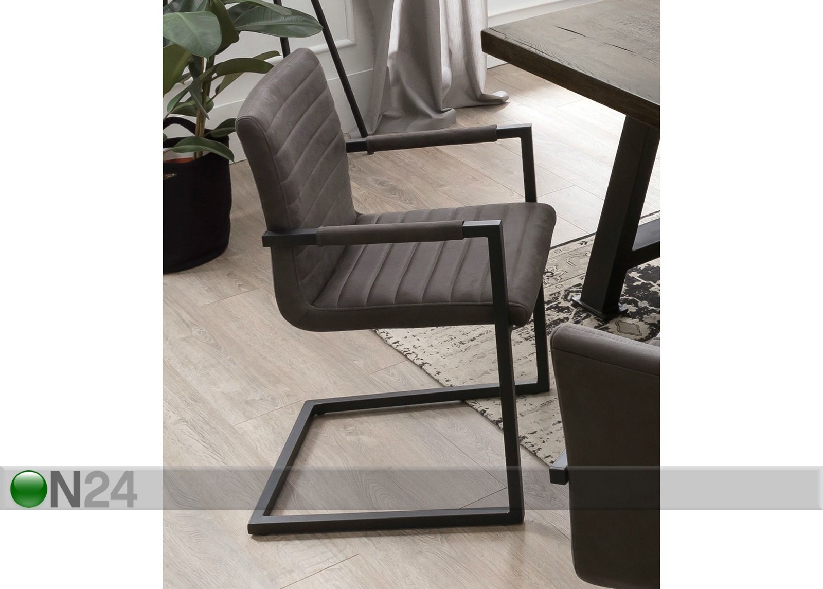 Tuolit Sit, 2 kpl kuvasuurennos