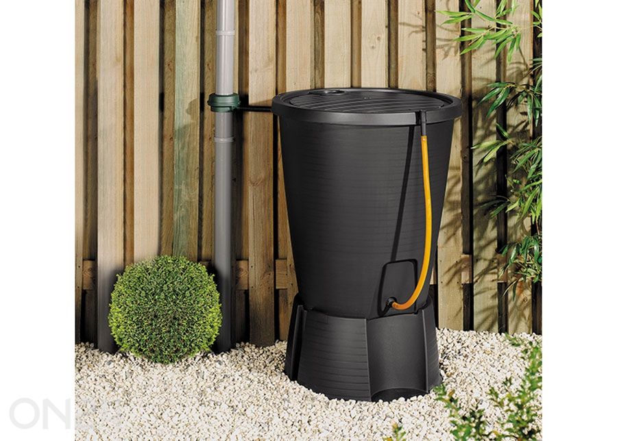 Vesisäiliö Keter Indigo 220 L alustalla ja letkulla kuvasuurennos