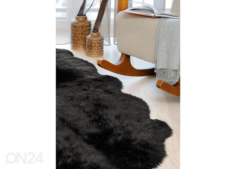 Aito lampaantalja Merino black Quatro ±90x180 cm kuvasuurennos