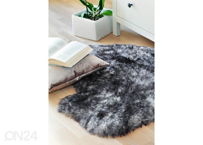 Aito lampaantalja Merino harmaanmusta frieze M ±60x90 cm kuvasuurennos