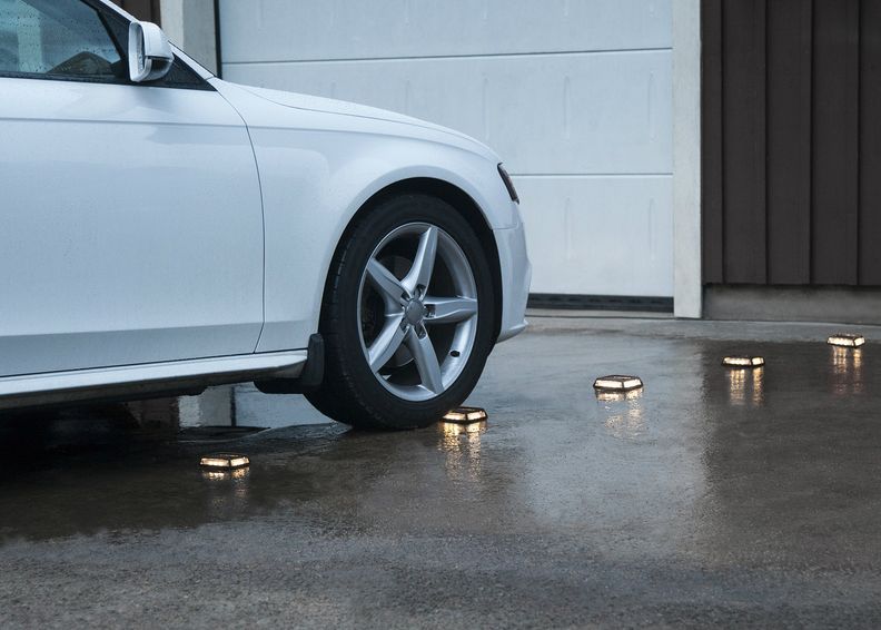 Ajotievalot aurinkokennolla kuvasuurennos