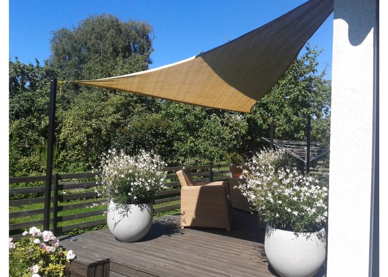 Aurinkovarjo bermuda tarp 360 beige High Peak kuvasuurennos