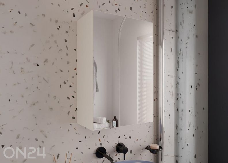 Kylpyhuoneen kaappi peilillä kuvasuurennos