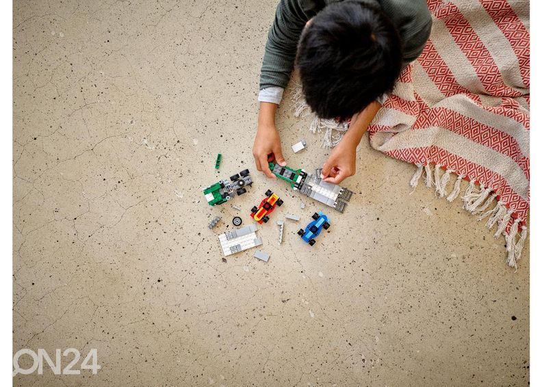 LEGO Creator kilpa-autojen kuljetusauto kuvasuurennos