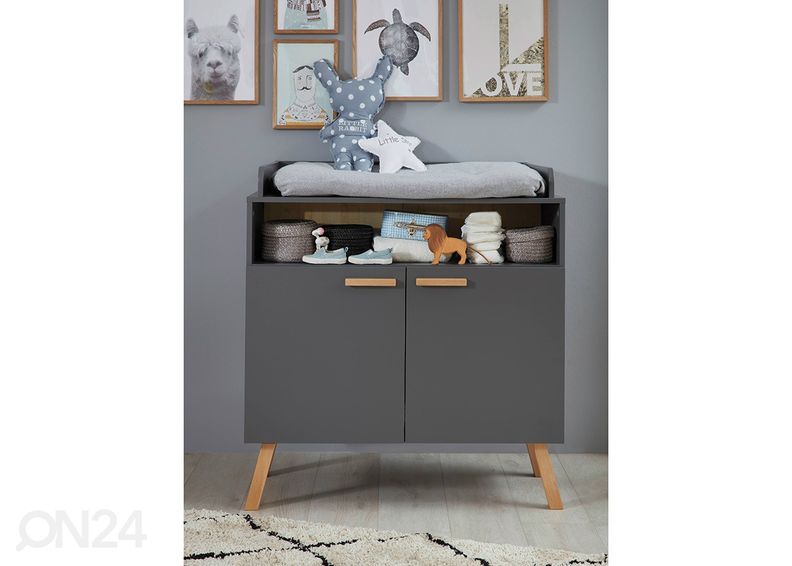 Lipasto hoitoalustalla Mats kuvasuurennos