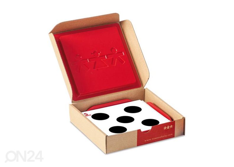 Noppa taskuilla ja toimintakorteilla kuvasuurennos