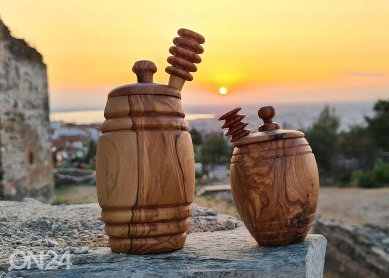 Oliivipuinen hunaja-astia ja lusikka kuvasuurennos