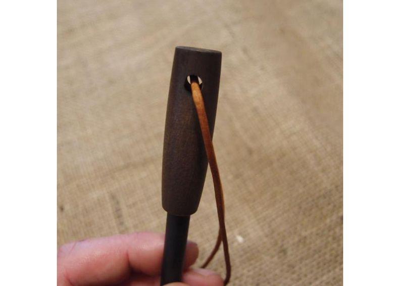 Tulukset JuBö Buschcraft Firesteel Oak kuvasuurennos