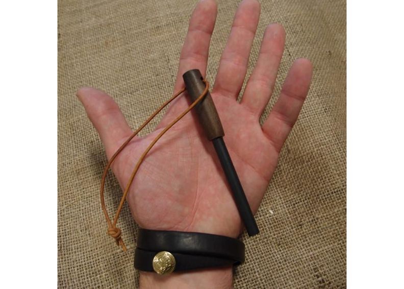 Tulukset JuBö Buschcraft Firesteel Oak kuvasuurennos