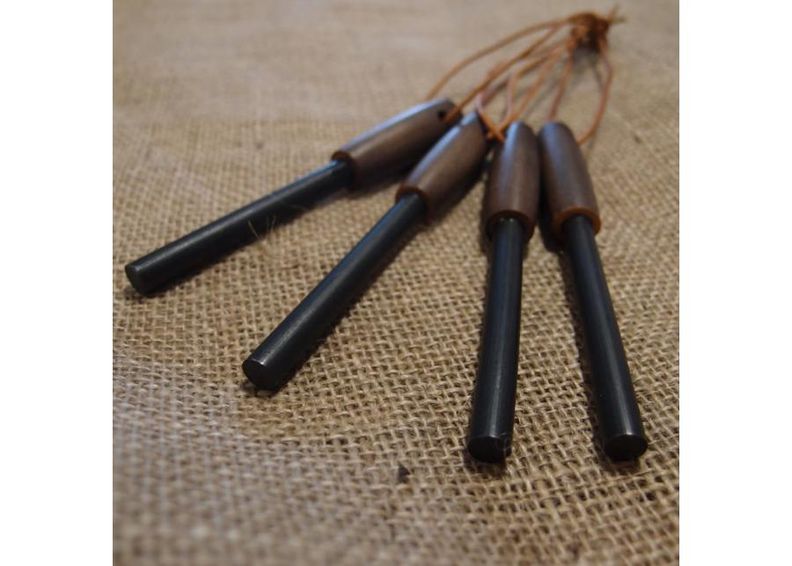 Tulukset JuBö Buschcraft Firesteel Oak kuvasuurennos