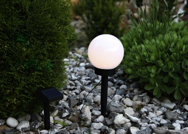 LED ulkovalaisin aurinkokennolla