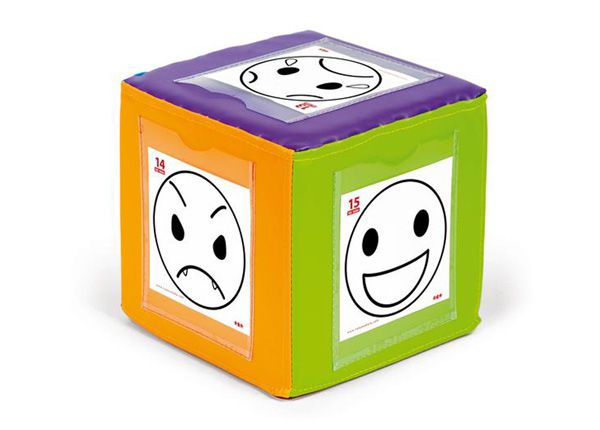 Noppa taskuilla ja toimintakorteilla