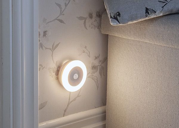 Yölamppu LED-anturilla